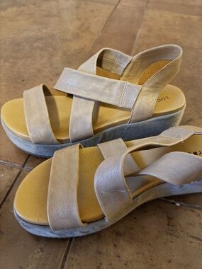 Lucky Brand Women's Taupe Platform Sandals with Straps